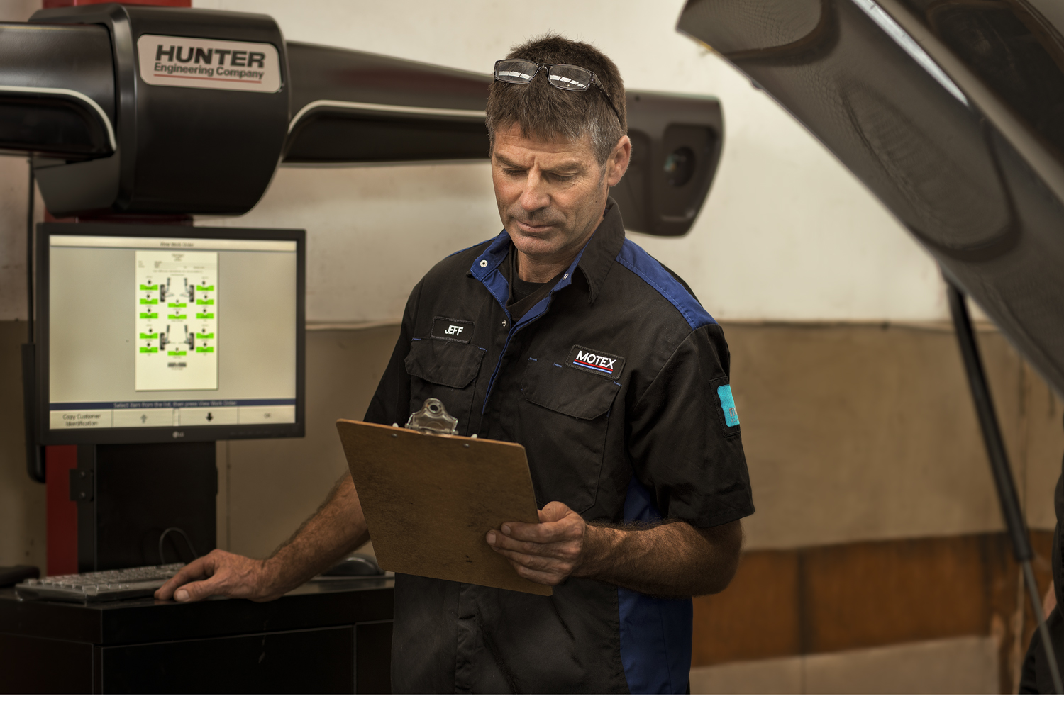 Motex Motors Hunter wheel alignment system